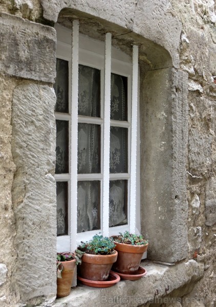 Brīnumains viduslaiku ciems Charroux gaida ciemos romantikas mīlētājus www.charroux.com 119894