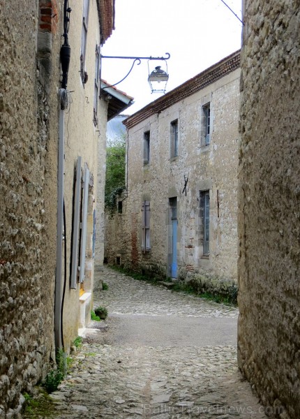 Brīnumains viduslaiku ciems Charroux gaida ciemos romantikas mīlētājus www.charroux.com 119895