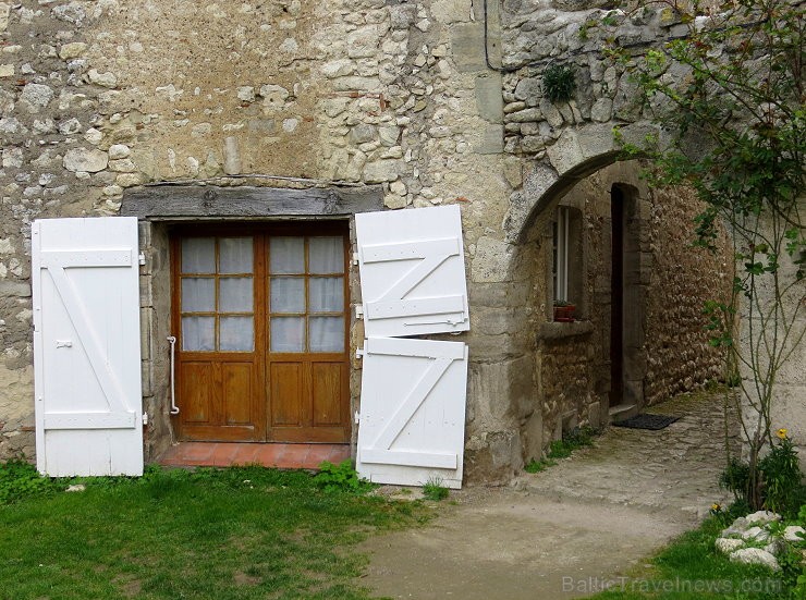 Brīnumains viduslaiku ciems Charroux gaida ciemos romantikas mīlētājus www.charroux.com 119896