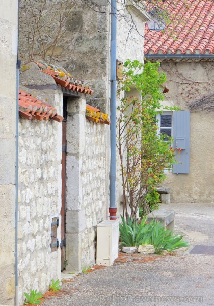 Brīnumains viduslaiku ciems Charroux gaida ciemos romantikas mīlētājus www.charroux.com 119902