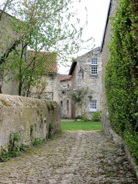 Brīnumains viduslaiku ciems Charroux gaida ciemos romantikas mīlētājus www.charroux.com 119903