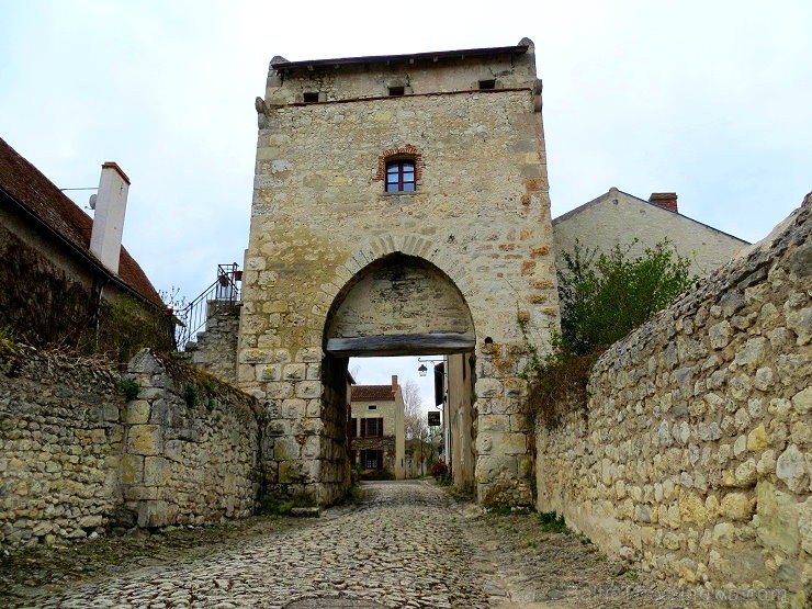 Brīnumains viduslaiku ciems Charroux gaida ciemos romantikas mīlētājus www.charroux.com 119908