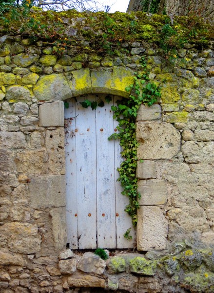 Brīnumains viduslaiku ciems Charroux gaida ciemos romantikas mīlētājus www.charroux.com 119909