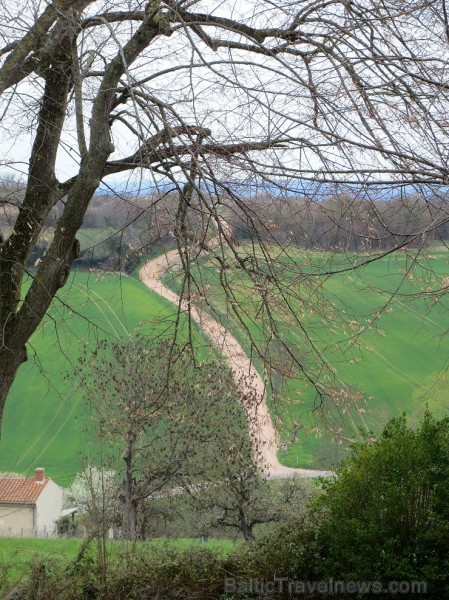 Brīnumains viduslaiku ciems Charroux gaida ciemos romantikas mīlētājus www.charroux.com 119913