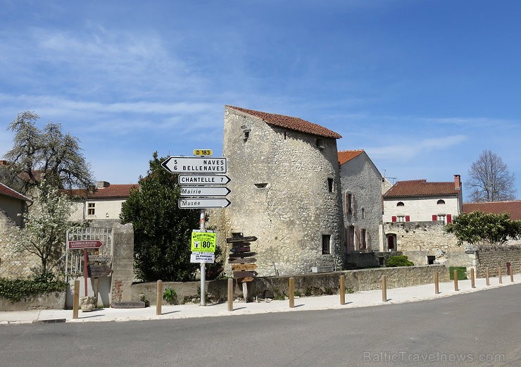 Brīnumains viduslaiku ciems Charroux gaida ciemos romantikas mīlētājus www.charroux.com 119916