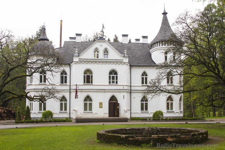 Baldones Baltā pils ir būvēta 1901. gadā kā pana Mickēviča medību pils. Pilī patlaban atrodas Baldones mūzikas pamatskola un Baldones mūzikas skola. B 122517