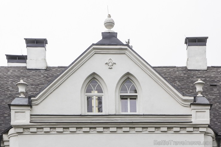 Baldones Baltā pils ir būvēta 1901. gadā kā pana Mickēviča medību pils. Pilī patlaban atrodas Baldones mūzikas pamatskola un Baldones mūzikas skola. B 122518