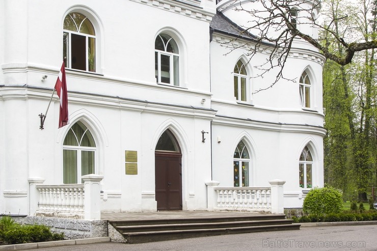 Baldones Baltā pils ir būvēta 1901. gadā kā pana Mickēviča medību pils. Pilī patlaban atrodas Baldones mūzikas pamatskola un Baldones mūzikas skola. B 122519