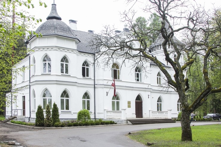 Baldones Baltā pils ir būvēta 1901. gadā kā pana Mickēviča medību pils. Pilī patlaban atrodas Baldones mūzikas pamatskola un Baldones mūzikas skola. B 122524