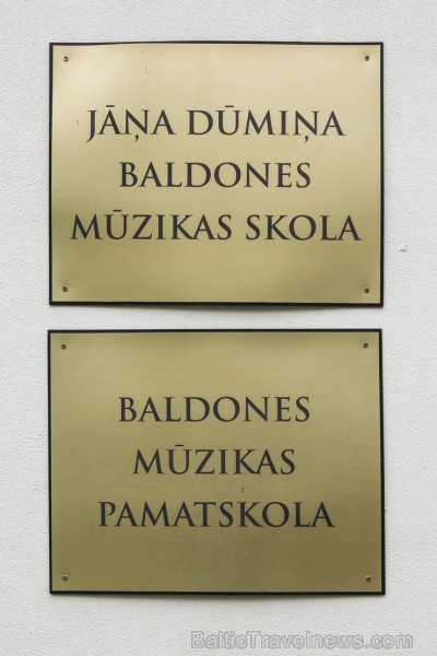 Baldones Baltā pils ir būvēta 1901. gadā kā pana Mickēviča medību pils. Pilī patlaban atrodas Baldones mūzikas pamatskola un Baldones mūzikas skola. B 122525