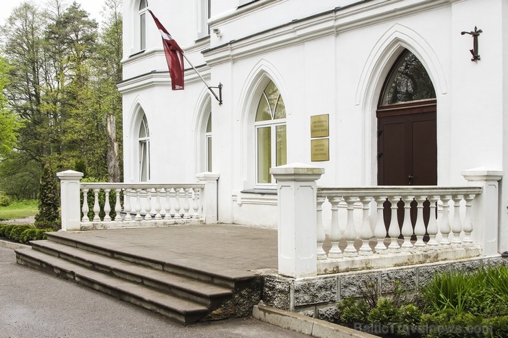 Baldones Baltā pils ir būvēta 1901. gadā kā pana Mickēviča medību pils. Pilī patlaban atrodas Baldones mūzikas pamatskola un Baldones mūzikas skola. B 122527