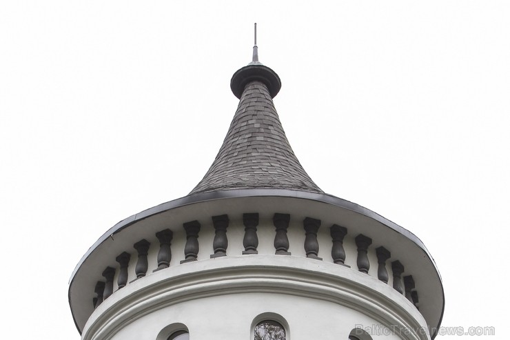 Baldones Baltā pils ir būvēta 1901. gadā kā pana Mickēviča medību pils. Pilī patlaban atrodas Baldones mūzikas pamatskola un Baldones mūzikas skola. B 122529