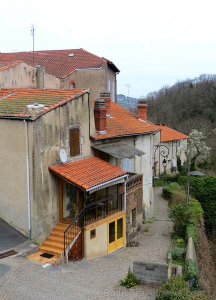 13. gadsimta pils Saint Saturnin gaida romantisku ceļojumu meklētājus www.chateaudesaintsaturnin.com 124821