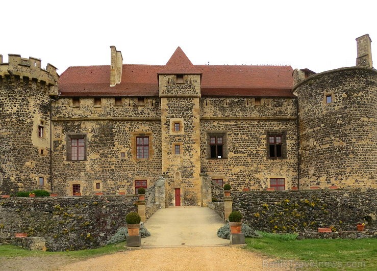 13. gadsimta pils Saint Saturnin gaida romantisku ceļojumu meklētājus www.chateaudesaintsaturnin.com 124822