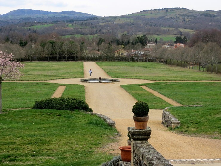 13. gadsimta pils Saint Saturnin gaida romantisku ceļojumu meklētājus www.chateaudesaintsaturnin.com 124823