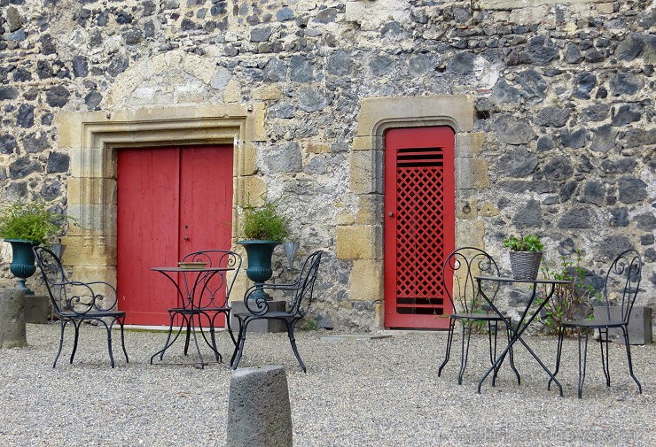 13. gadsimta pils Saint Saturnin gaida romantisku ceļojumu meklētājus www.chateaudesaintsaturnin.com 124826