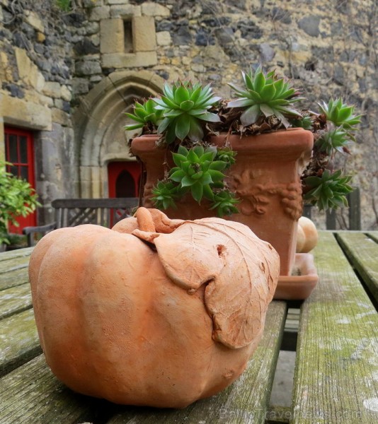 13. gadsimta pils Saint Saturnin gaida romantisku ceļojumu meklētājus www.chateaudesaintsaturnin.com 124828