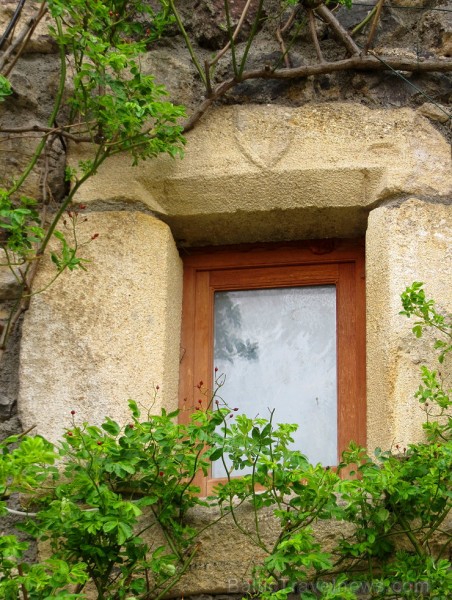 13. gadsimta pils Saint Saturnin gaida romantisku ceļojumu meklētājus www.chateaudesaintsaturnin.com 124831