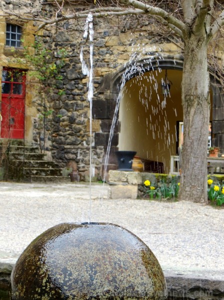 13. gadsimta pils Saint Saturnin gaida romantisku ceļojumu meklētājus www.chateaudesaintsaturnin.com 124849