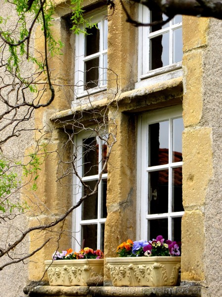 13. gadsimta pils Saint Saturnin gaida romantisku ceļojumu meklētājus www.chateaudesaintsaturnin.com 124851