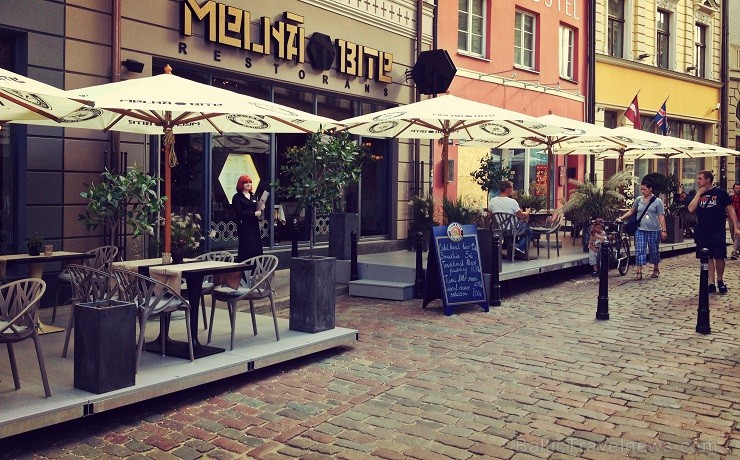Vecrīgas restorāna Melnā Bite kolektīvs aicina ļauties vasaras garšām, restorāna terasē baudot jaunos šefpavāra sarūpētos ēdienus. Vairāk www.melnabit Vecrīgas restorāna Melnā Bite kolektīvs aicina ļauties vasaras garšām, restorāna terasē baudot jaunos šefpavāra sarūpētos ēdienus. Vairāk www.melnabit 126836