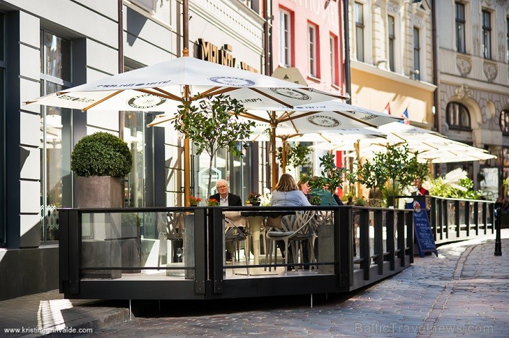 Vecrīgas restorāna Melnā Bite kolektīvs aicina ļauties vasaras garšām, restorāna terasē baudot jaunos šefpavāra sarūpētos ēdienus. Vairāk www.melnabit Vecrīgas restorāna Melnā Bite kolektīvs aicina ļauties vasaras garšām, restorāna terasē baudot jaunos šefpavāra sarūpētos ēdienus. Vairāk www.melnabit 126837