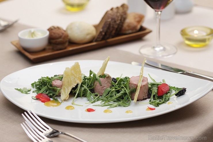 Vecrīgas restorāna Melnā Bite kolektīvs aicina ļauties vasaras garšām, restorāna terasē baudot jaunos šefpavāra sarūpētos ēdienus. Vairāk www.melnabit Vecrīgas restorāna Melnā Bite kolektīvs aicina ļauties vasaras garšām, restorāna terasē baudot jaunos šefpavāra sarūpētos ēdienus. Vairāk www.melnabit 126849