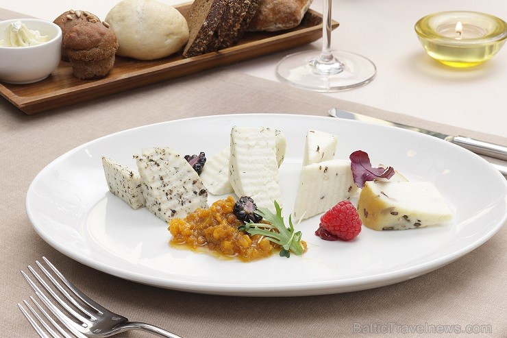 Vecrīgas restorāna Melnā Bite kolektīvs aicina ļauties vasaras garšām, restorāna terasē baudot jaunos šefpavāra sarūpētos ēdienus. Vairāk www.melnabit Vecrīgas restorāna Melnā Bite kolektīvs aicina ļauties vasaras garšām, restorāna terasē baudot jaunos šefpavāra sarūpētos ēdienus. Vairāk www.melnabit 126851