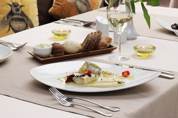 Vecrīgas restorāna Melnā Bite kolektīvs aicina ļauties vasaras garšām, restorāna terasē baudot jaunos šefpavāra sarūpētos ēdienus. Vairāk www.melnabit Vecrīgas restorāna Melnā Bite kolektīvs aicina ļauties vasaras garšām, restorāna terasē baudot jaunos šefpavāra sarūpētos ēdienus. Vairāk www.melnabit 126852