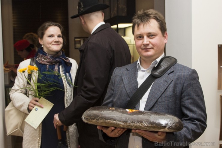 Kolekcijas pamatlicējs ir ievērojamais Maskavas zinātnieks un ceļotājs Kirils Babajevs, kurš uz Rīgu atvedis simtiem dažādu galvassegu, kas pārstāv da Kolekcijas pamatlicējs ir ievērojamais Maskavas zinātnieks un ceļotājs Kirils Babajevs, kurš uz Rīgu atvedis simtiem dažādu galvassegu, kas pārstāv da 127065