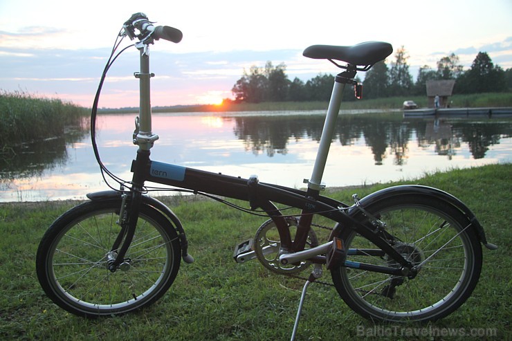 Saliekamais velosipēds Tern Link C7 uz Sivera ezera fona 128512