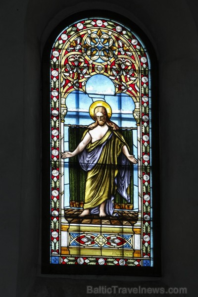 Baznīcā ir aplūkojama M. Baijermana firmā 1903. gadā izgatavotās divas vitrāžas 128733