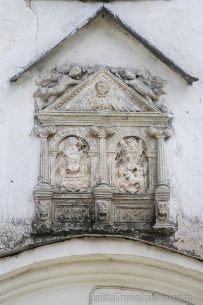 Virs baznīcas durvīm ir saglabājies un apskatāms baznīcas iesvētīšanas cilnis ar Efernu dzimtas ģērboni un iegravētu gadu skaitli, kas ir darināts pēc 128749