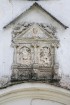 Virs baznīcas durvīm ir saglabājies un apskatāms baznīcas iesvētīšanas cilnis ar Efernu dzimtas ģērboni un iegravētu gadu skaitli, kas ir darināts pēc 7