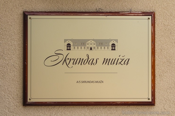 Skrundas muiža ir raksturīgs arhitektūras klasicisma stila modelis – simetrisks, proporcionāls, harmonisks un vienkāršs. Vairāk par muižu www.skrundas Skrundas muiža ir raksturīgs arhitektūras klasicisma stila modelis – simetrisks, proporcionāls, harmonisks un vienkāršs. Vairāk par muižu www.skrundas 129130