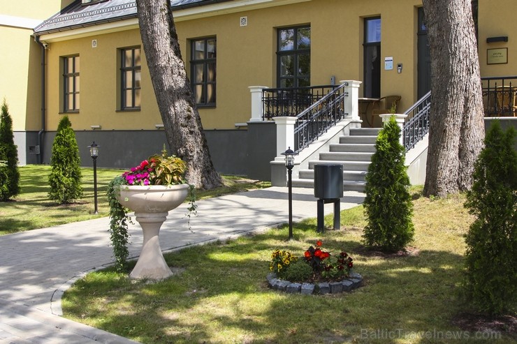 Skrundas muiža ir raksturīgs arhitektūras klasicisma stila modelis – simetrisks, proporcionāls, harmonisks un vienkāršs Skrundas muiža ir raksturīgs arhitektūras klasicisma stila modelis – simetrisks, proporcionāls, harmonisks un vienkāršs 129142