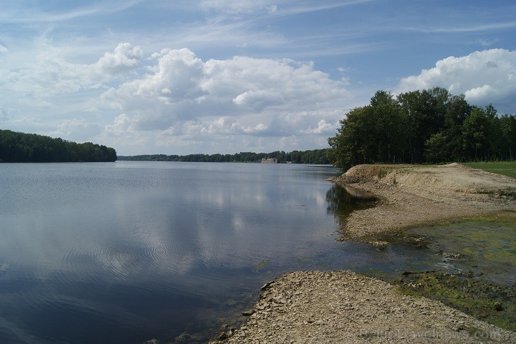 Uz salas Daugavā, Koknesē, top Likteņdārzs. Tā ir vieta, kur satiekas pagātne, tagadne un nākotne. Gan cilvēka, gan valsts. Satiekas, lai dotu mierinā 129351