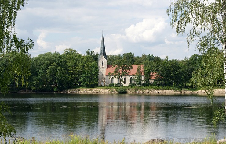 Uz salas Daugavā, Koknesē, top Likteņdārzs. Tā ir vieta, kur satiekas pagātne, tagadne un nākotne. Gan cilvēka, gan valsts. Satiekas, lai dotu mierinā 129360