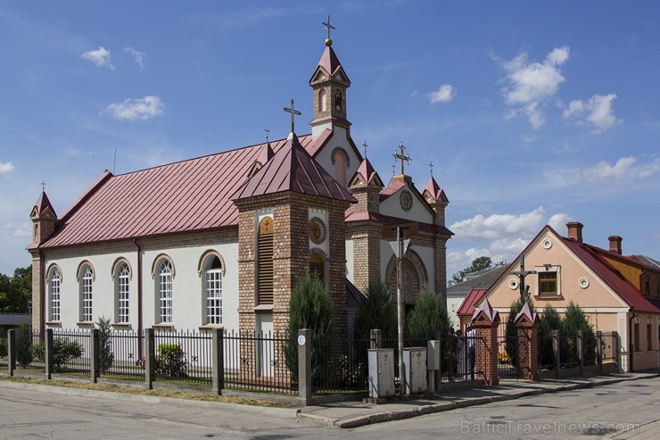Bauskas katoļu baznīca celta 1864. gadā, interjers iekārtots 19.gs. otrajā pusē. Blakus nelielajam dievnamam 1891. gadā uzcelts zvanu tornis 129951