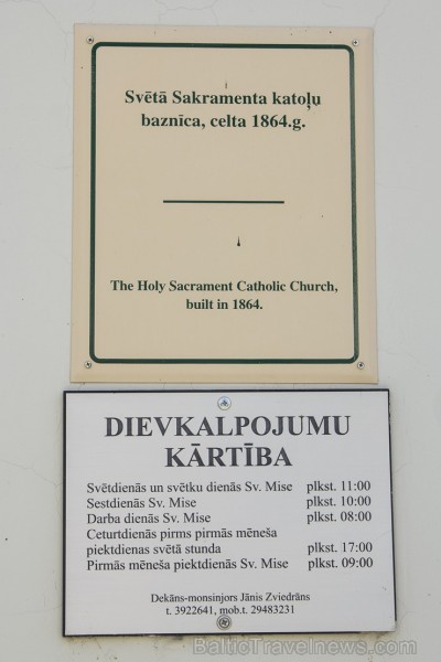 Bauskas katoļu baznīca celta 1864. gadā, interjers iekārtots 19.gs. otrajā pusē. Blakus nelielajam dievnamam 1891. gadā uzcelts zvanu tornis 129956