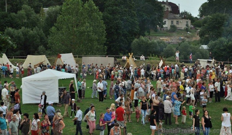 01.08.2014 vēstures rekonstrukciju klubi cīnījās par princeses Rozes atbrīvošanu un vakara noslēgumā koklētājs un princese Roze atkal satikās!Cīņas no 129985