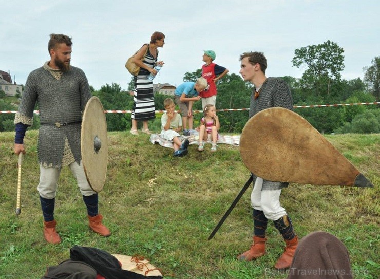 01.08.2014 vēstures rekonstrukciju klubi cīnījās par princeses Rozes atbrīvošanu un vakara noslēgumā koklētājs un princese Roze atkal satikās!Cīņas no 01.08.2014 vēstures rekonstrukciju klubi cīnījās par princeses Rozes atbrīvošanu un vakara noslēgumā koklētājs un princese Roze atkal satikās!Cīņas no 129993