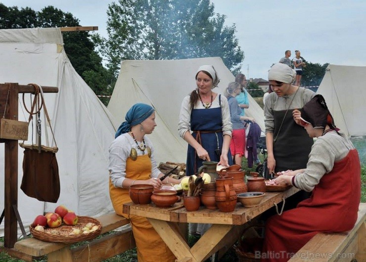 01.08.2014 vēstures rekonstrukciju klubi cīnījās par princeses Rozes atbrīvošanu un vakara noslēgumā koklētājs un princese Roze atkal satikās!Cīņas no 01.08.2014 vēstures rekonstrukciju klubi cīnījās par princeses Rozes atbrīvošanu un vakara noslēgumā koklētājs un princese Roze atkal satikās!Cīņas no 129995