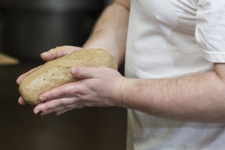 Rudzu maize ir veselīga, jo tiešā veidā netiek izmantots raugs. Klaipiņus dala un veido tikai ar rokām Rudzu maize ir veselīga, jo tiešā veidā netiek izmantots raugs. Klaipiņus dala un veido tikai ar rokām 130283