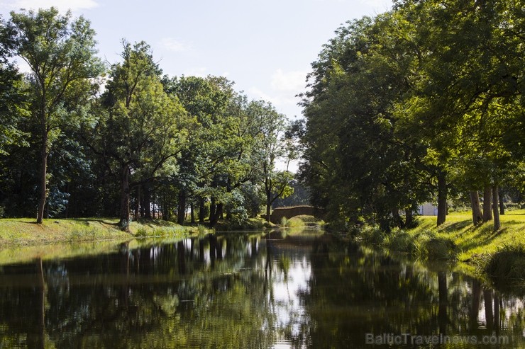 10 ha lielais baroka stila franču dārzs ir ievērojamākais vēsturiskais dārzs Baltijā. Dārzs tika ierīkots paralēli pils būvniecībai no 1736. līdz 1740 10 ha lielais baroka stila franču dārzs ir ievērojamākais vēsturiskais dārzs Baltijā. Dārzs tika ierīkots paralēli pils būvniecībai no 1736. līdz 1740 130448