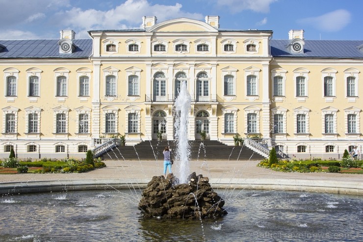 10 ha lielais baroka stila franču dārzs ir ievērojamākais vēsturiskais dārzs Baltijā. Dārzs tika ierīkots paralēli pils būvniecībai no 1736. līdz 1740 10 ha lielais baroka stila franču dārzs ir ievērojamākais vēsturiskais dārzs Baltijā. Dārzs tika ierīkots paralēli pils būvniecībai no 1736. līdz 1740 130455