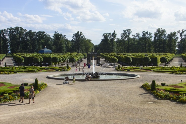 10 ha lielais baroka stila franču dārzs ir ievērojamākais vēsturiskais dārzs Baltijā. Dārzs tika ierīkots paralēli pils būvniecībai no 1736. līdz 1740 130457