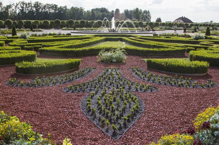 10 ha lielais baroka stila franču dārzs ir ievērojamākais vēsturiskais dārzs Baltijā. Dārzs tika ierīkots paralēli pils būvniecībai no 1736. līdz 1740 130458