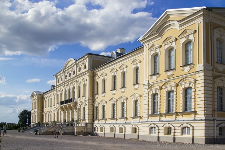 10 ha lielais baroka stila franču dārzs ir ievērojamākais vēsturiskais dārzs Baltijā. Dārzs tika ierīkots paralēli pils būvniecībai no 1736. līdz 1740 10 ha lielais baroka stila franču dārzs ir ievērojamākais vēsturiskais dārzs Baltijā. Dārzs tika ierīkots paralēli pils būvniecībai no 1736. līdz 1740 130459