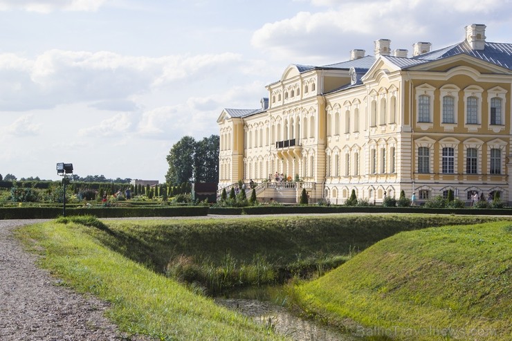 10 ha lielais baroka stila franču dārzs ir ievērojamākais vēsturiskais dārzs Baltijā. Dārzs tika ierīkots paralēli pils būvniecībai no 1736. līdz 1740 130461